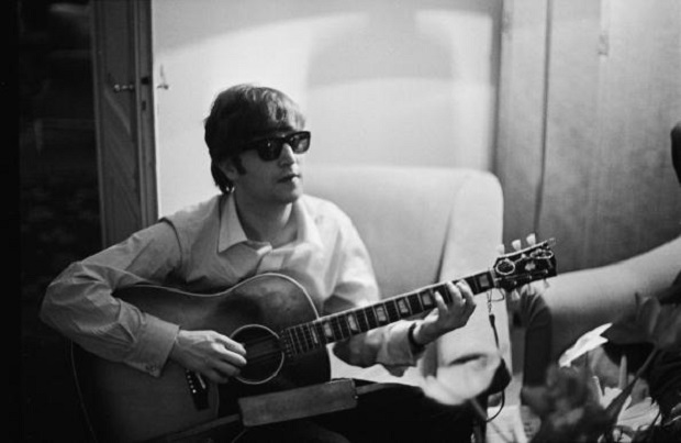 John Lennon con la chitarra